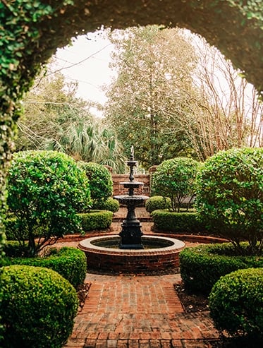 Vue d'un jardin arboré et fontaine réalisé par Arbroparc
